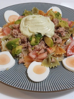 Una foto de Ensalada de pasta y mahonesa de aguacate