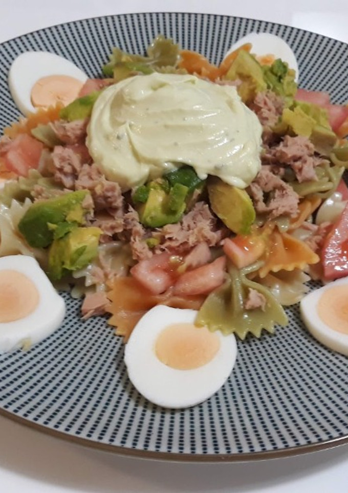 Una foto de Ensalada de pasta y mahonesa de aguacate
