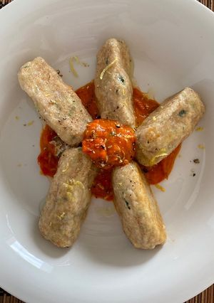 Foto di Gnudi di zucchine e scorza limone con crema di peperone rosso