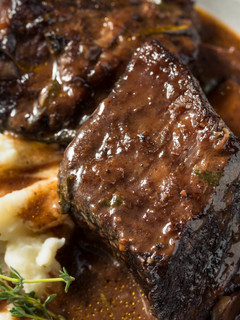 Foto de Costela de Vaca Braseada com Puré de Batata