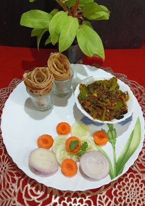 A picture of Tondli Peanut Masala Dry Sabji With Paratha.