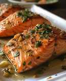 Salmón con papas hervidas y camarones