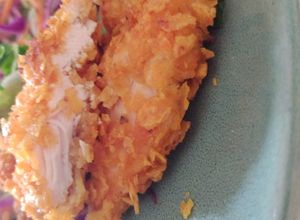 Una foto de Pollo apanado en Doritos horneado