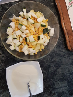 Una foto de Ensalada de endivia y manzana con salsa de yogurt
