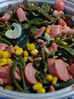 Una foto de Salchichas con rajas