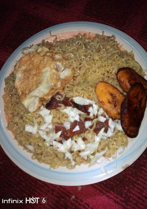 A picture of Indomie with suya.