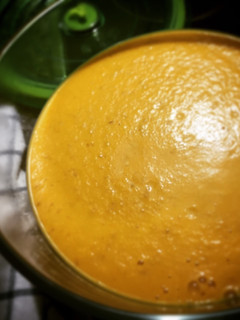 Una foto de Crema de zanahoria con Almendras en thermomix - cena para bebés