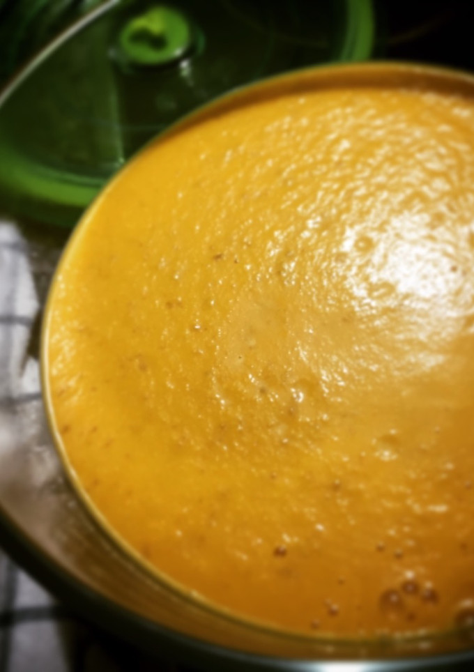 Una foto de Crema de zanahoria con Almendras en thermomix - cena para bebés