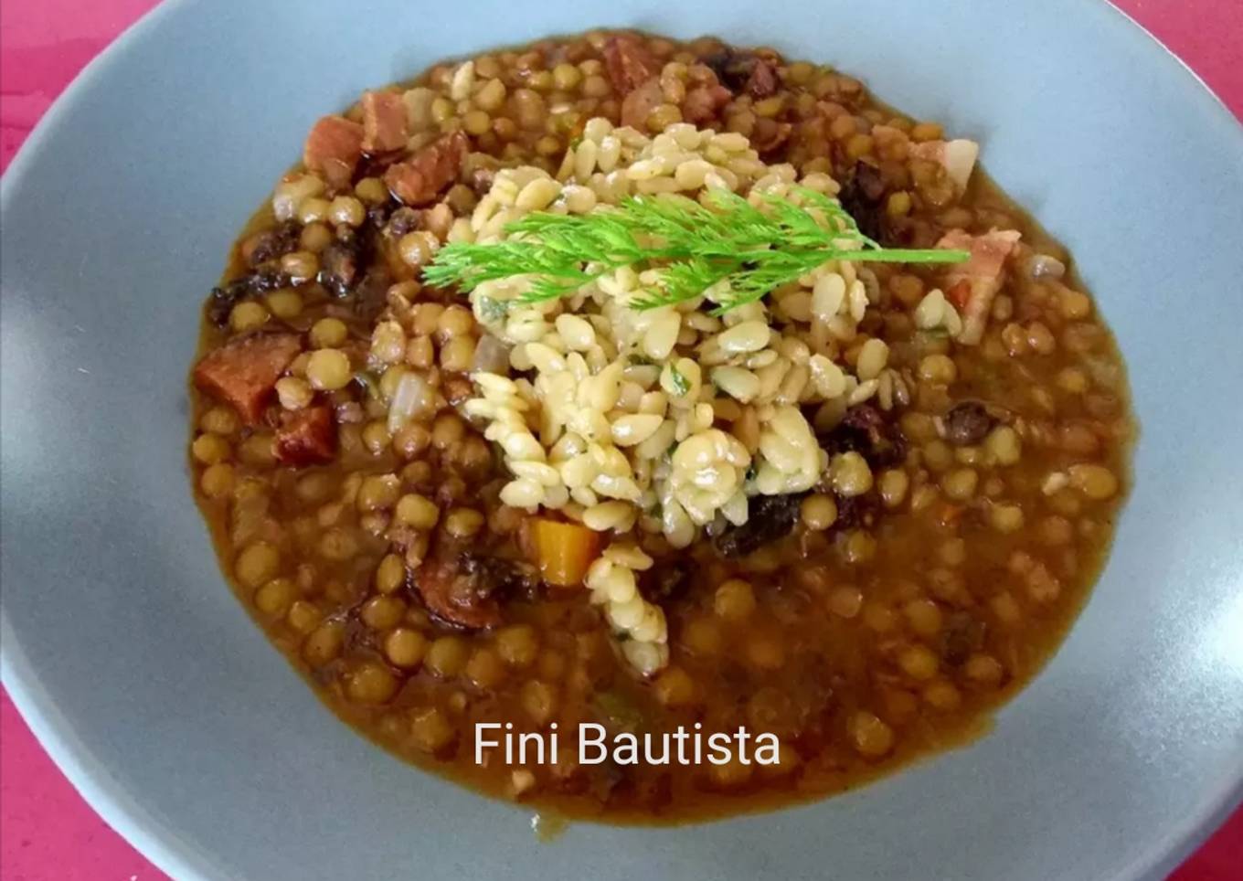 Lentejas con chorizo y pasta de piñones