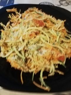 Una foto de Espaguetis de calabacín con salsa de aguacate