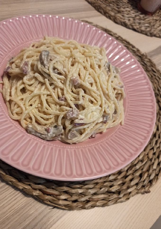 Una foto de Espaguetis Carbonara 🍝
