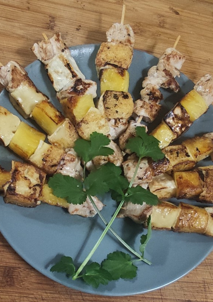 Una foto de Brochetas pollo, piña y queso Brie. 🐔🍍🧀
