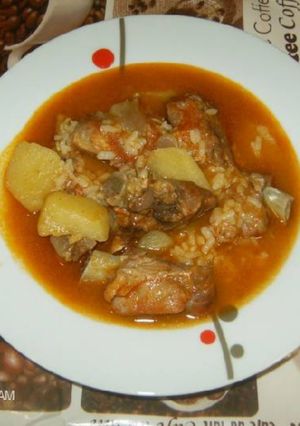 Una foto de Costillas con patatas y arroz