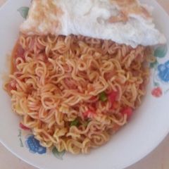 A picture of Stewed noddles with fried eggs.