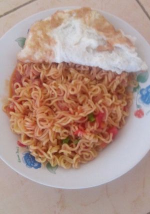 A picture of Stewed noddles with fried eggs.