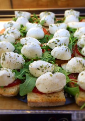 Una foto de Canapés caprese