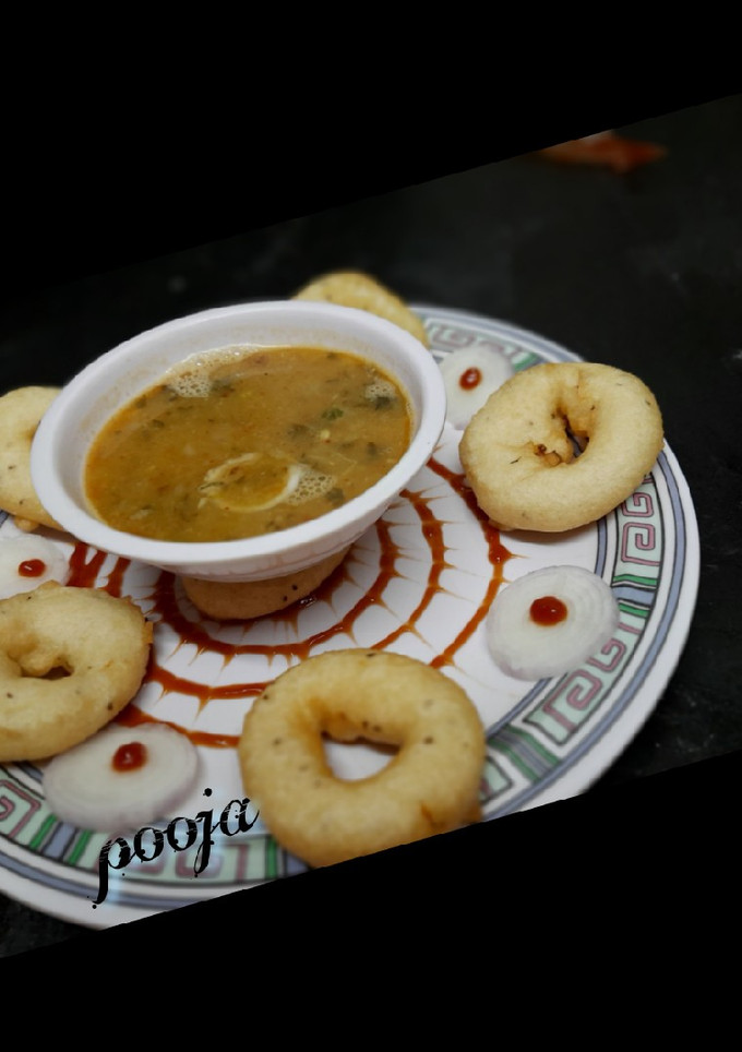 A picture of Vada sambar.