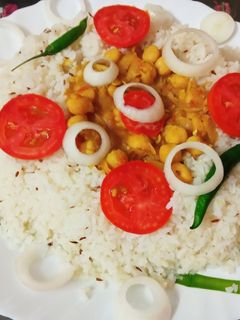 जीरा राइस और छोले(jeera rice aur chole recipe in hindi) रेसिपी मुख्य फोटो