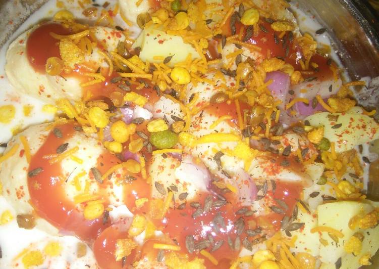 Dahi bhalle with chaat