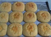 Una foto de pan con cuajada