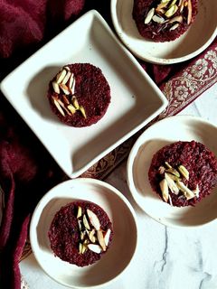 બીટ ની બરફી (Beetroot Barfi Recipe In Gujarati) રેસીપી મુખ્ય ફોટો