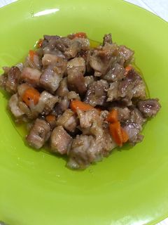 Фото Тушеное мясо с луком и морковью.