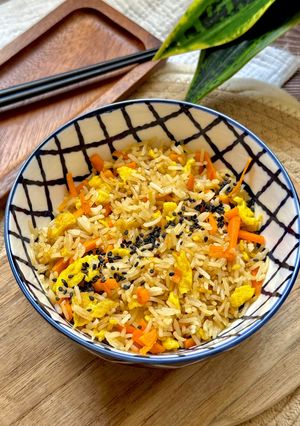 Una foto de Arroz frito con huevo, zanahoria y soja