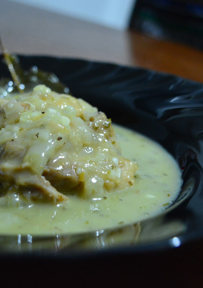 Una foto de Pollo guisado en salsa