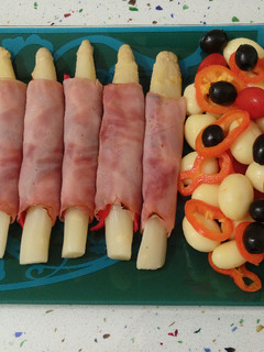 Una foto de Envuelto de espárragos con pimientos y ensalada de minis