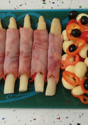 Una foto de Envuelto de espárragos con pimientos y ensalada de minis
