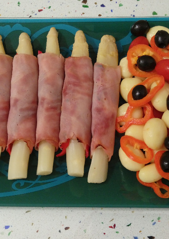 Una foto de Envuelto de espárragos con pimientos y ensalada de minis