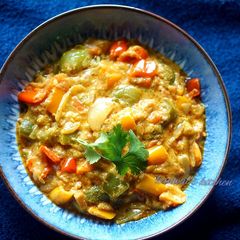 A picture of Restaurant style multi colored bell pepper curry.