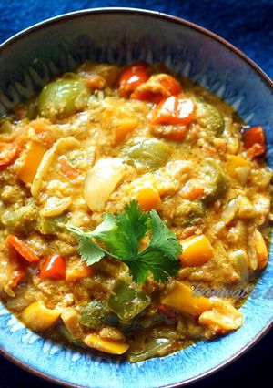 A picture of Restaurant style multi colored bell pepper curry.