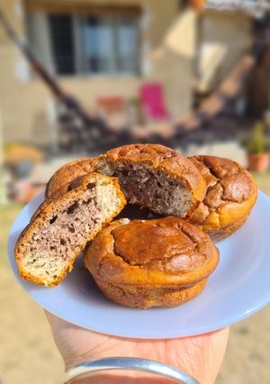 Una foto de Muffins marmolados de banana sin azúcar 🍌