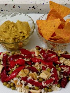 Una foto de Arroz tres delicias y guacamole