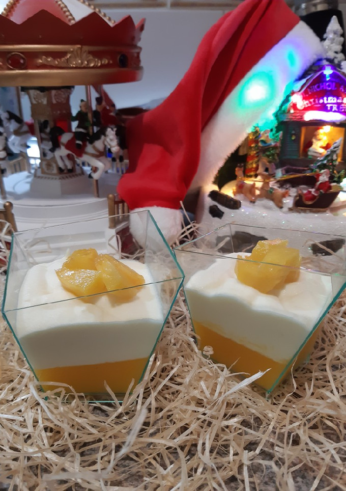 Una foto de Mousse de chocolate blanco y yogur con gelatina de melocotón