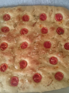 Una foto de Focaccia de cherrys