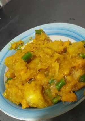 A picture of Porriage yam with green peas.