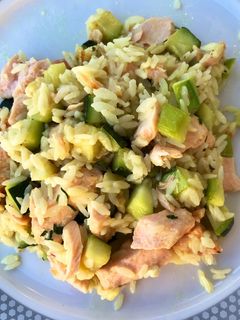 Une photo de Poêlée de riz courgette saumon au lait de coco/ citron/ gingembre