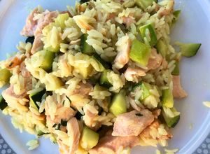 Une photo de Poêlée de riz courgette saumon au lait de coco/ citron/ gingembre