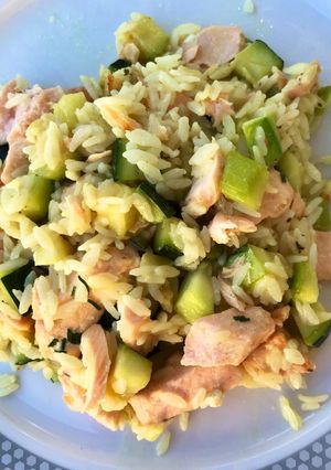 Une photo de Poêlée de riz courgette saumon au lait de coco/ citron/ gingembre