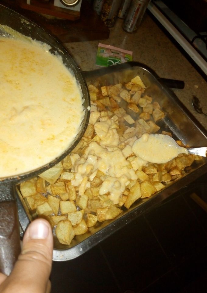 Una foto de Papas con cheddar