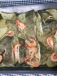 Una foto de Rodaballo al horno con gambas