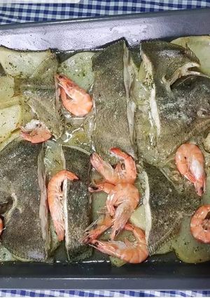 Una foto de Rodaballo al horno con gambas