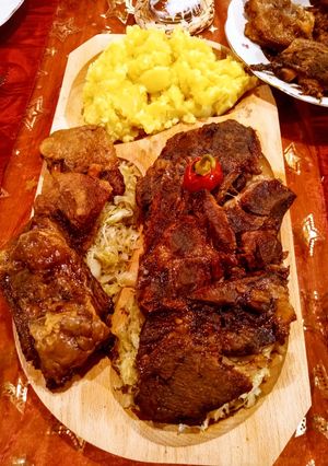 Sült oldalas párolt savanyúkáposztával, hagymás, tört krumplival recept fotója
