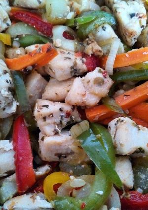 Una foto de Pollo con vegetales salteados y finas hierbas