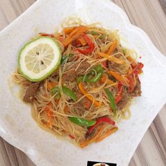 A picture of Singapore noodles/ rice sticks.