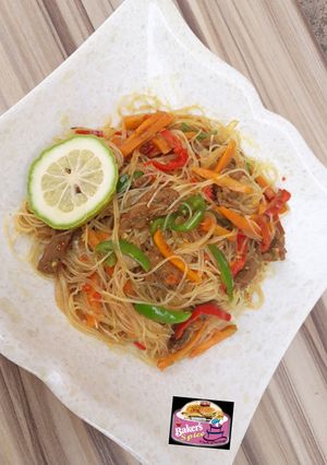 A picture of Singapore noodles/ rice sticks.