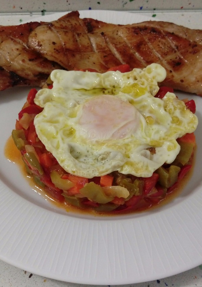 Una foto de Secreto ibérico con pisto de calabaza y huevo frito