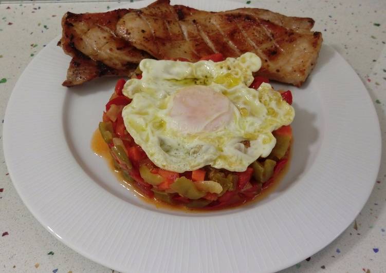 Secreto ibérico con pisto de calabaza y huevo frito